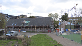 902206 Gezicht op de restauratie en verbouwing van boerderij Hofstede (Hof van Monaco 3) in de wijk Leidsche Rijn te ...